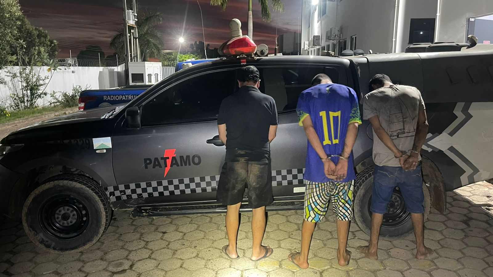 COMBATE AO CRIME EM JI-PARANÁ - PM prende três foragidos durante patrulhamento em cerâmica desativada no bairro Primavera

